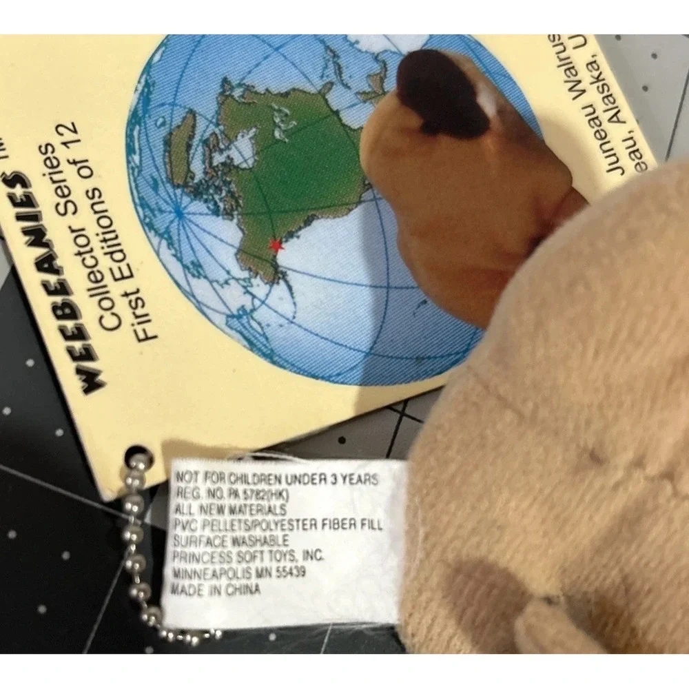 1997 WEEBEANIES COLLECTOR SERIES 1st EDITION keychain Juneau Walrus Plush w/card